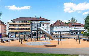 Einen Spielplatz gab es bisher im Stadtgarten nicht. Er entstand am Busbahnhof, dem nur noch ein Streifen an der Karlstraße zur Verfügung steht.
Fotos: Mario Berger Einen Spielplatz gab es bisher im Stadtgarten nicht. Er entstand am Busbahnhof, dem nur noch ein Streifen an der Karlstraße zur Verfügung steht.
Fotos: Mario Berger