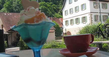 Schlemmen mit schöner Atmosphäre drumherum: das Café Reinert in Widdern. Foto: Bernhard Hopfhauer