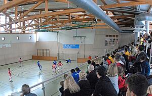 Immer gut besucht: Auch wenn das Turnier in Kirchardt mit den Jahren kleiner geworden ist und an einem Tag über die Bühne geht, ist es seit jeher ein beliebter Treffpunkt für Spieler, Verantwortliche und Zuschauer.
Fotos: Klaus Krüger Immer gut besucht: Auch wenn das Turnier in Kirchardt mit den Jahren kleiner geworden ist und an einem Tag über die Bühne geht, ist es seit jeher ein beliebter Treffpunkt für Spieler, Verantwortliche und Zuschauer.
Fotos: Klaus Krüger