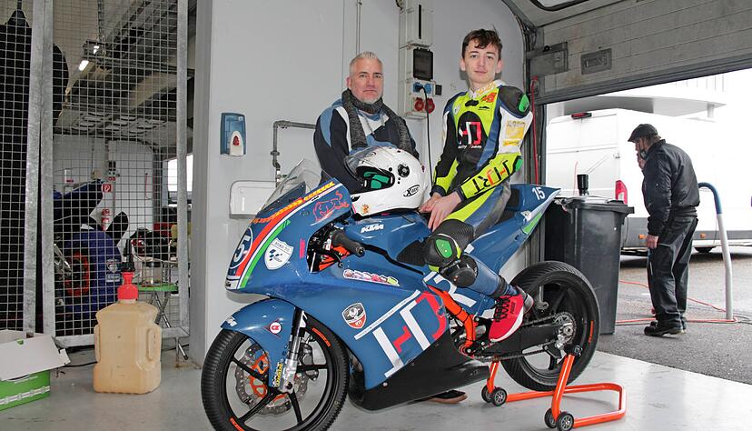 Julius Coenen mit seinem Vater Sascha Eisenblätter. Das Vater-Sohn-Gespann ist seit gut sieben Jahren zusammen im Zweiradsport unterwegs.
Foto Michael Sonnick