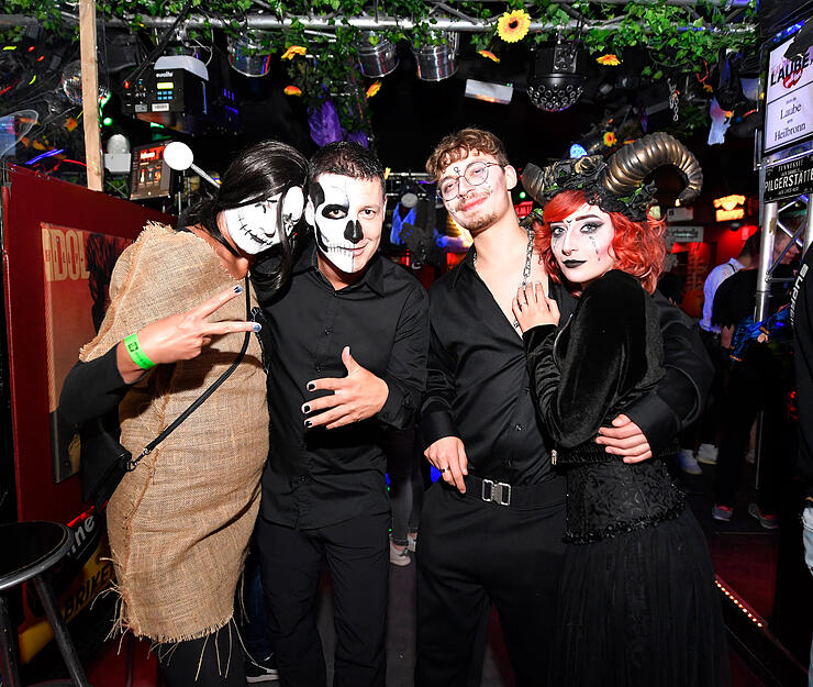 Die Laube lud zur Halloween-Party unter 2G-Bedingungen. Und die Partygeister erschienen und hatten offensichtlich Spaß.