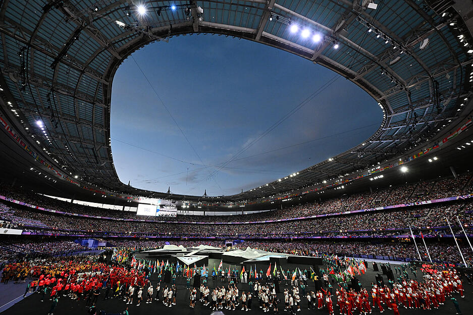 Die mehrstündige Feier findet im Stade de France statt.