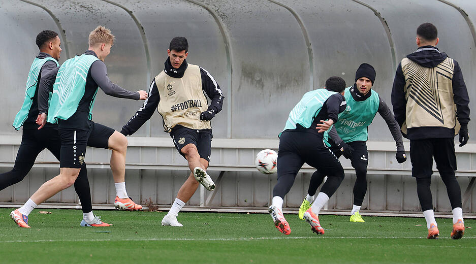 Am Mittwochvormittag absolviert der VfB Stuttgart das Abschlusstraining vor dem Europa-League-Spiel gegen Maccabi Tel Aviv. Am Mittwochvormittag absolviert der VfB Stuttgart das Abschlusstraining vor dem Europa-League-Spiel gegen Maccabi Tel Aviv.
