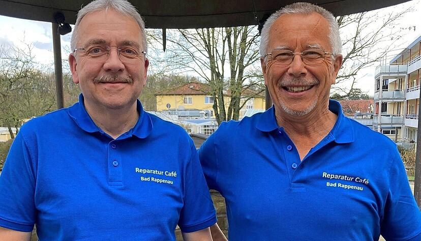 Walter Geml (rechts) und der Erste Vorsitzende des Reparatur-Cafés in Bad Rappenau, Klaus Ries-Müller, sind Aktive der ersten Stunde. Mittlerweile haben die Mitglieder eigene T-Shirts, um bei den Terminen im Hotel Häffner gleich erkannt zu werden. Walter Geml (rechts) und der Erste Vorsitzende des Reparatur-Cafés in Bad Rappenau, Klaus Ries-Müller, sind Aktive der ersten Stunde. Mittlerweile haben die Mitglieder eigene T-Shirts, um bei den Terminen im Hotel Häffner gleich erkannt zu werden.