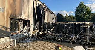 Bei dem Brand im Zustellstützpunkt von Post und DHL in Weinsberg entstand laut Polizei ein Schaden in Höhe von 250.000 Euro.