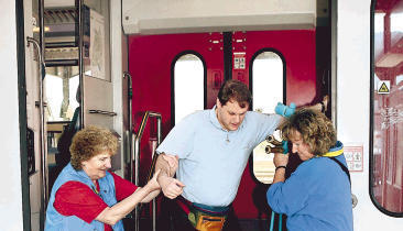 Immer hilfsbereit. Wenn der Zug ankommt, halten die Mitarbeiterinnen der Bahnhofsmission Ausschau: &bdquo;Wo werden wir gebraucht?&ldquo; Marlies Glaser (links) und Barbara Neder helfen Ulrich G&ouml;llner beim Aussteigen.Foto: Andreas Veigel