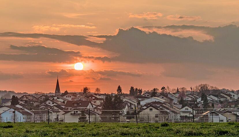 Der 3500-Einwohner-Ort Massenbachhausen wird bei einem Sonnenuntergang von Heimatreporter Egon Groß in ein idyllisch-romantisches Licht gerückt. Foto: Egon Groß Der 3500-Einwohner-Ort Massenbachhausen wird bei einem Sonnenuntergang von Heimatreporter Egon Groß in ein idyllisch-romantisches Licht gerückt. Foto: Egon Groß