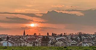 Der 3500-Einwohner-Ort Massenbachhausen wird bei einem Sonnenuntergang von Heimatreporter  Egon Groß in ein idyllisch-romantisches Licht gerückt. Foto: Egon Groß