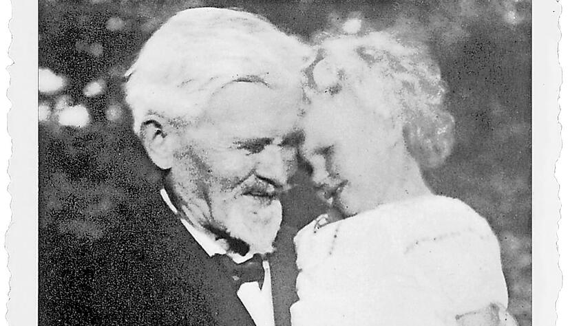 Ein historisches Foto aus dem Familienalbum einer großen Motoren-Dynastie: Wilhelm Maybach mit seiner Enkeltochter Irmgard. Die heute 97-Jährige hat es sich zur Lebensaufgabe gemacht, das Andenken an ihre Vorfahren hochzuhalten.
Fotos: Rolls-Royce Power Systems AG/ MTU Friedrichshafen GmbH Ein historisches Foto aus dem Familienalbum einer großen Motoren-Dynastie: Wilhelm Maybach mit seiner Enkeltochter Irmgard. Die heute 97-Jährige hat es sich zur Lebensaufgabe gemacht, das Andenken an ihre Vorfahren hochzuhalten.
Fotos: Rolls-Royce Power Systems AG/ MTU Friedrichshafen GmbH