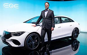 Ola Källenius, Vorstandsvorsitzender der Daimler AG, präsentiert während der Mercedes-Benz "Pre-Night" den neuen Mercedes-Benz EQE. Foto: dpa