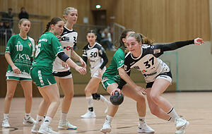 Die Gemeinschaft ist der größte Trumpf des erfolgreichen Teams um Svenja Trabold (am Ball), Felicitas Steinbach (Dritte von links) und Mara Rieser (Mitte, Hintergrund). Die Gemeinschaft ist der größte Trumpf des erfolgreichen Teams um Svenja Trabold (am Ball), Felicitas Steinbach (Dritte von links) und Mara Rieser (Mitte, Hintergrund).