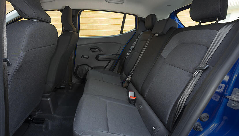 Hinten wird es schon deutlich enger, aber kleinere Personen halten es hier ebenfalls aus, der Platz in der Mitte reicht hingegen allenfalls f&uuml;r k&uuml;rzere Strecken aus.