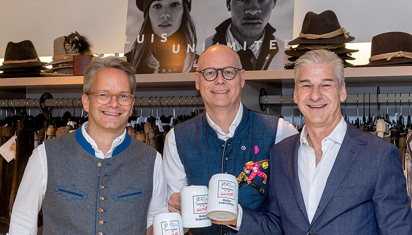 Stoßen erstmals nicht mit Festbier an, sondern mit Export (von links): Brauereidirektor Peter Theilacker, HMG-Chef Steffen Schoch und Festwirt Karl Maier. Stoßen erstmals nicht mit Festbier an, sondern mit Export (von links): Brauereidirektor Peter Theilacker, HMG-Chef Steffen Schoch und Festwirt Karl Maier.