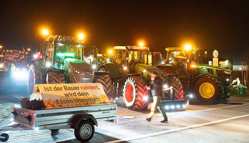 Traktoren stehen vor der Einfahrt zu einem Lidl-Logistikzentrum in Radeburg in Sachsen. Anlass sind bundesweite Bauernproteste wegen zu niedriger Milch- und Butterpreise.