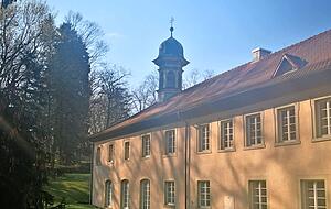 Das Landschlösschen, das 1721 bis 1729 erbaut wurde, beherbergt die Akademie für Landbau und Hauswirtschaft.