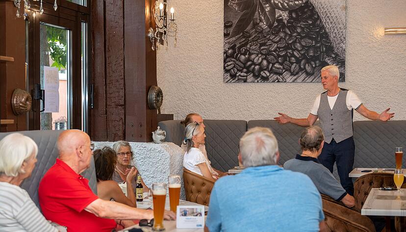 Stimme-Chefredakteur Uwe Ralf Heer diskutierte in Beilstein mit den Lesern unter anderem über die Zukunft der Zeitung.
Foto: Christiana Kunz