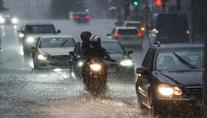Land unter: Starkregen kann die Straßenverhältnisse binnen kurzer Zeit komplett verändern. Auto- und Motorradfahrer kann das in Stress versetzen. Land unter: Starkregen kann die Straßenverhältnisse binnen kurzer Zeit komplett verändern. Auto- und Motorradfahrer kann das in Stress versetzen.