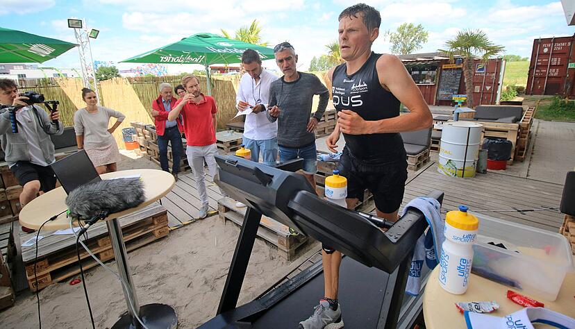 TSG-Heilbronn-Mitglied Benedikt Hoffmann lief in Nagold für den Weltrekord und für das Deutsche Kinderhilfswerk. 
Foto: Reiner Jäckle