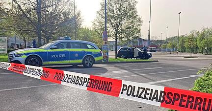 Der Parkplatz des Kauflands in Schwaigern blieb am Morgen nach der Sprengung eines Geldautomaten erst einmal gesperrt.
Foto: Adrian Hoffmann