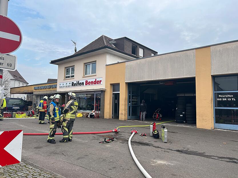 Die Feuerwehr ist bei Reifen Bender in Neckarsulm vor Ort, der Brand ist bereits gelöscht.