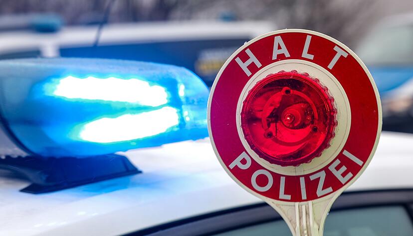 Die Anhaltesignale zeigten bei dem Motorradfahrer keine Wirkung. (Symbolbild) Die Anhaltesignale zeigten bei dem Motorradfahrer keine Wirkung. (Symbolbild)