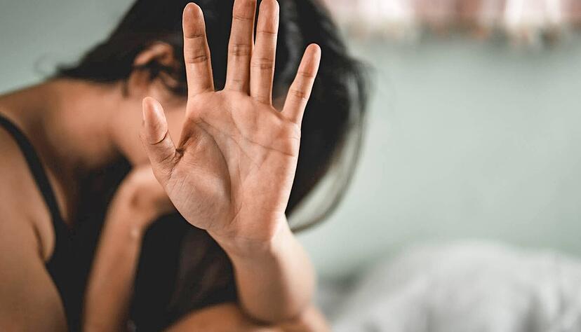 Auch direkt nach der Geburt der gemeinsamen Tochter setzt ein Mann weiterhin seine Partnerin unter Druck. Diese sucht im Frauen- und Kinderschutzhaus der Mitternachtsmission der Diakonie Heilbronn Zuflucht.
Foto: releon8211/stock.adobe.com