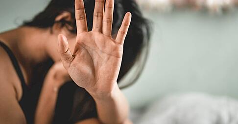 Auch direkt nach der Geburt der gemeinsamen Tochter setzt ein Mann weiterhin seine Partnerin unter Druck. Diese sucht im Frauen- und Kinderschutzhaus der Mitternachtsmission der Diakonie Heilbronn Zuflucht.
Foto: releon8211/stock.adobe.com