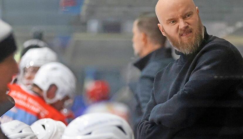 Mit der Leistung seiner Heilbronner Falken gegen den EC Peiting war Niko Eronen (rechts) überhaupt nicht einverstanden. Dementsprechend überhaupt nicht geschmeckt hat dem Trainer auch das Ergebnis. Mit der Leistung seiner Heilbronner Falken gegen den EC Peiting war Niko Eronen (rechts) überhaupt nicht einverstanden. Dementsprechend überhaupt nicht geschmeckt hat dem Trainer auch das Ergebnis.