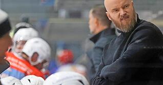 Mit der Leistung seiner Heilbronner Falken gegen den EC Peiting war Niko Eronen (rechts) &uuml;berhaupt nicht einverstanden. Dementsprechend &uuml;berhaupt nicht geschmeckt hat dem Trainer auch das Ergebnis.