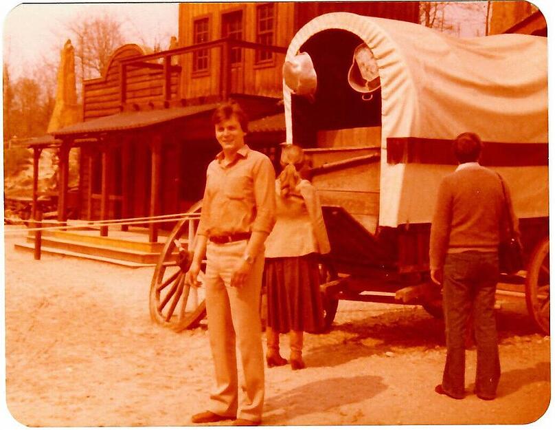 In Pforzheim besucht er eine Werkrealschule. Zwischen 1973 und 1976 macht er eine Ausbildung zum Kaufmann im Groß- und Außenhandel. Ab 1978 ist er stellvertretender Marktleiter im Großhandel. Foto: privat In Pforzheim besucht er eine Werkrealschule. Zwischen 1973 und 1976 macht er eine Ausbildung zum Kaufmann im Groß- und Außenhandel. Ab 1978 ist er stellvertretender Marktleiter im Großhandel. Foto: privat