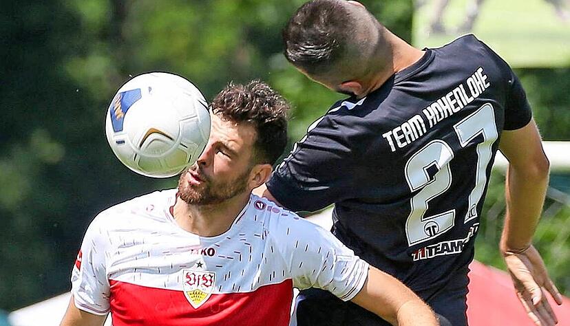Einst Teamkollegen beim FSV Hollenbach, am Sonntag Gegenspieler: VfB Stürmer-Luca Pfeiffer im Duell mit Daniel Schmelzle.
Foto: imago images/Keppler