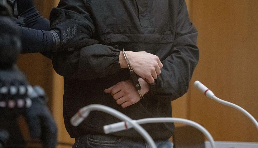 Der 23 Jahre alte Angeklagte ist vom Landgericht Stuttgart zu zwölf Jahren Haft verurteilt worden. Der 23 Jahre alte Angeklagte ist vom Landgericht Stuttgart zu zwölf Jahren Haft verurteilt worden.
