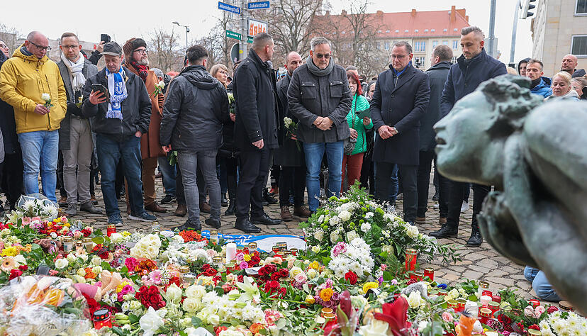 Tino Chrupalla (2.v.r.), Vorsitzender der AfD, legt mit Parteifreunden Blumen am offiziellen Gedenkort nach Todesfahrt auf Weihnachtsmarkt in Magdeburg an der Johanniskirche nieder. Tino Chrupalla (2.v.r.), Vorsitzender der AfD, legt mit Parteifreunden Blumen am offiziellen Gedenkort nach Todesfahrt auf Weihnachtsmarkt in Magdeburg an der Johanniskirche nieder.