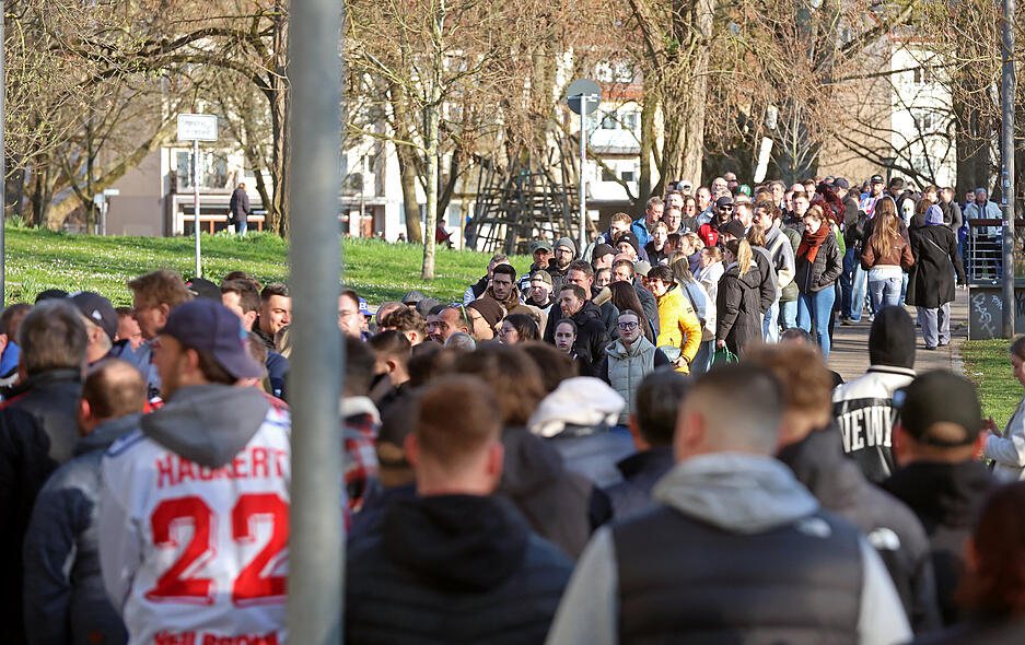 Die Vorfreude in Heilbronn war riesig, genauso wie die Schlange vor der Eishalle.