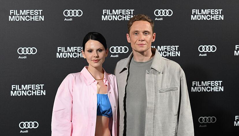 Matthias Schweigh&ouml;fer und Ruby O. Fee im Kampf gegen eine mysteri&ouml;se Mauer