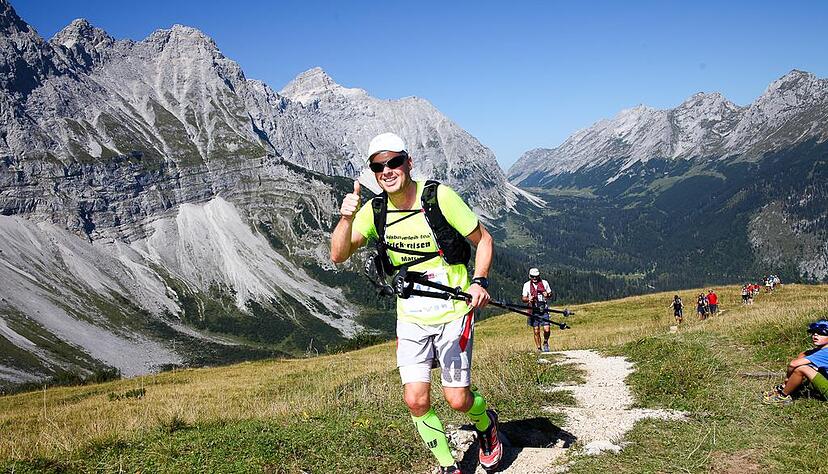 Daumen hoch: Den Karwendelmarsch hat Marcus Römer schon hinter sich. Jetzt ist er eine Woche lang mit seinem Laufpartner Markus Franz von Garmisch-Partenkirchen nach Brixen unterwegs. Foto: privat Daumen hoch: Den Karwendelmarsch hat Marcus Römer schon hinter sich. Jetzt ist er eine Woche lang mit seinem Laufpartner Markus Franz von Garmisch-Partenkirchen nach Brixen unterwegs. Foto: privat