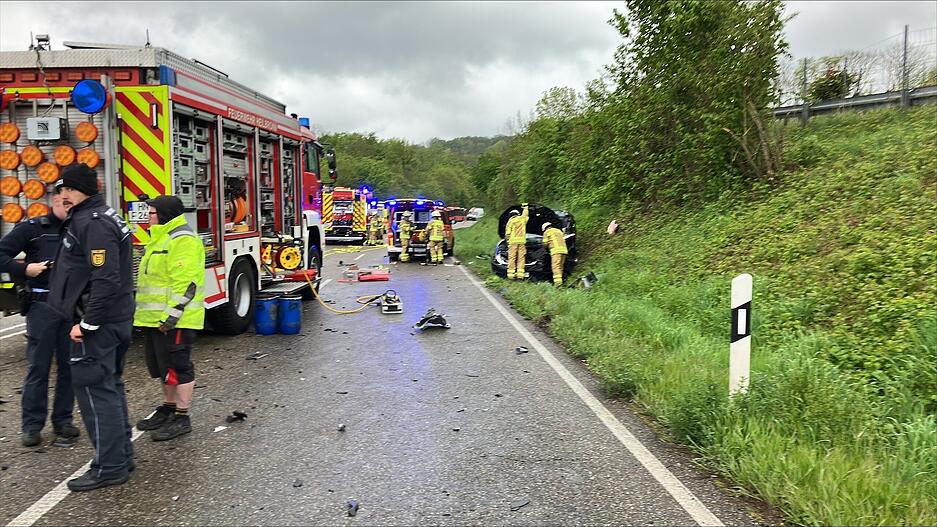 Zahlreiche Kr&auml;fte der Feuerwehr, von Rettungsdienst und Polizei sind am Freitagvormittag im Einsatz.