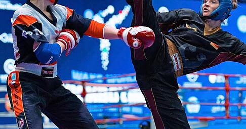 Stefanie Megerle (rechts) erk&auml;mpft sich in Abu Dhabi die Bronzemedaille &ndash; auch im Teamkampf gegen Slowenien und Gro&szlig;britannien (links). Hier tritt Megerle gegen die Gro&szlig;britanniens Jessica Smith an.