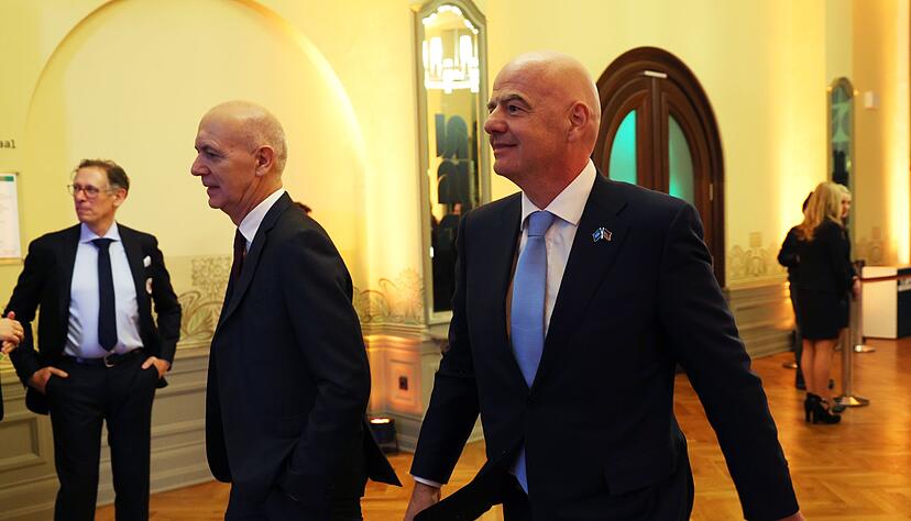 Das Verh&auml;ltnis des DFB mit Bernd Neuendorf (l) zur FIFA und Gianni Infantino hat sich inzwischen entspannt. (Archivbild)