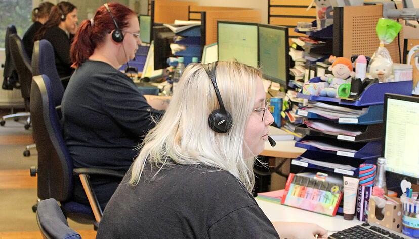 Ohr am Kunden: Im Eppinger Callcenter in der Otto-Hahn-Straße herrscht trotz vieler zeitgleicher Gespräche eine ruhige Atmosphäre. Foto: Jörg Kühl Ohr am Kunden: Im Eppinger Callcenter in der Otto-Hahn-Straße herrscht trotz vieler zeitgleicher Gespräche eine ruhige Atmosphäre. Foto: Jörg Kühl