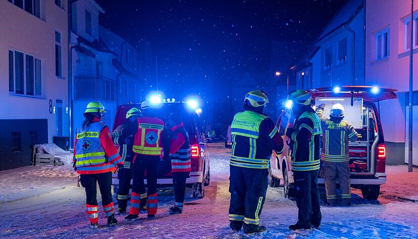 Zahlreiche Rettungskr&auml;fte eilten zum Unfallort.