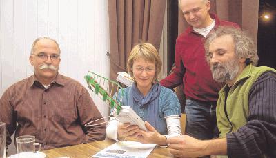 Die Initiative Mobilfunk und Gesundheit im Leintal hat jetzt einen digitalen Elektrosmog-Analyser für Hochfrequenz, den sich jeder ausleihen kann.Foto: Stefanie Pfäffle Die Initiative Mobilfunk und Gesundheit im Leintal hat jetzt einen digitalen Elektrosmog-Analyser für Hochfrequenz, den sich jeder ausleihen kann.Foto: Stefanie Pfäffle