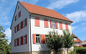 Das ehemalige Schul- und Rathaus in Oberohrn ist im Jahr 2010 komplett renoviert worden. Foto: Stefanie Jani