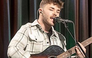 Musikalisch weit vorne: Julian Pf&ouml;rtner pr&auml;sentierte eigene Lieder und Cover-St&uuml;cke.