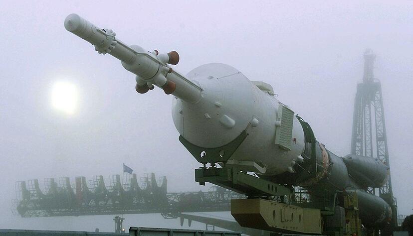 Zwei Tage vor dem geplanten Abflug der ersten Besatzung zur Internationalen Raumstation ISS wird das russische Raumschiff «Sojus-TM» in Startposition gebracht. (Archivbild) Zwei Tage vor dem geplanten Abflug der ersten Besatzung zur Internationalen Raumstation ISS wird das russische Raumschiff «Sojus-TM» in Startposition gebracht. (Archivbild)