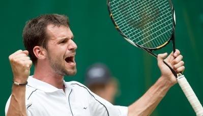 Philipp Petzschner freut sich über den Erfolg gegen den Serben Troicki.