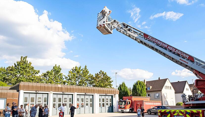 Im wahrsten Sinne des Wortes für viele der 15 Teilnehmer der Höhepunkt der Veranstaltung: die Fahrt im Korb der Drehleiter hinauf auf über 30 Meter.
Fotos: Tina Schulze