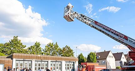 Im wahrsten Sinne des Wortes für viele der 15 Teilnehmer der Höhepunkt der Veranstaltung: die Fahrt im Korb der Drehleiter hinauf auf über 30 Meter.
Fotos: Tina Schulze Im wahrsten Sinne des Wortes für viele der 15 Teilnehmer der Höhepunkt der Veranstaltung: die Fahrt im Korb der Drehleiter hinauf auf über 30 Meter.
Fotos: Tina Schulze