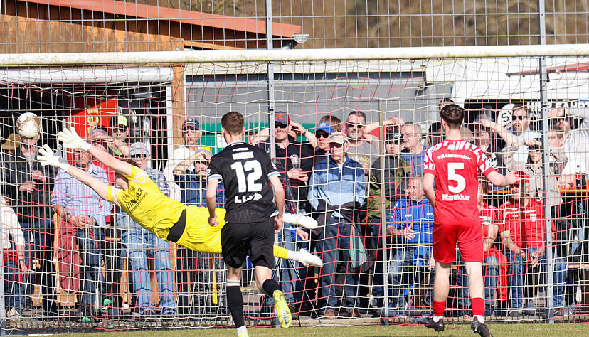 Der Gommersdorfer Torh&uuml;ter Nils Leidenberger streckt sich im Spiel gegen Sandhausen.