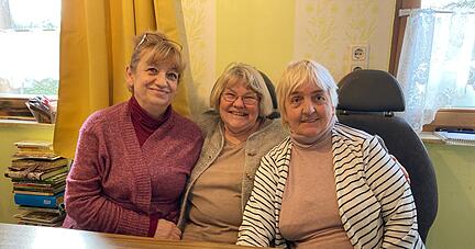 Lydia Riedel-Tramsek hat Natalia Vlasova (links) und Vira Pivovarova (rechts) bei sich in Möckmühl-Hagenbach aufgenommen.
Foto: Adrian Hoffmann